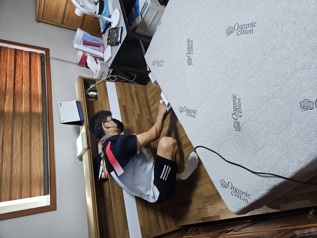 건조 완료 여부를 확인하기 위해 소파 내부를 점검하는 장면